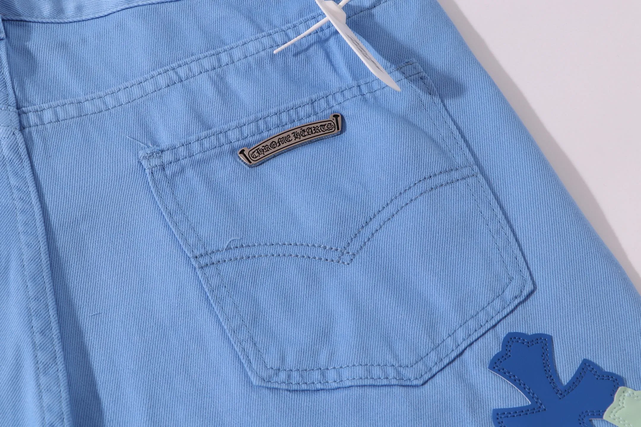P280 Style number: H912 Chrome hearts CH co-branded Drak Miami light pink jeans exude uninhibited personality and unique charm. Every wear and tear is carefully designed to present a unique artistic feel. Made of imported denim fabric, which has undergone heavy industrial washing and destruction treatment, the trousers show a super cool effect on the upper body, allowing you to dominate the fashion stage.  This is more than just a pair of jeans, it is an expression of attitude. With its unique design concept and ultimate pursuit of details, Croxin breaks traditional boundaries and defines the jeans trend in the new era. The trousers are made of double-layer woven fabric with customized hardware. Special Italian cowhide is printed and cut. Custom-made sheepskin three-layer thick-line leather. The whole body is spliced ​​in heavy water washing. Craftsmen hand-splash ink. You can see the details. Three-dimensional cutting version. Loose and comfortable, not flattering to the body. Makes taller and slimmer. Seiko factory. Original quality control. Same style for men and women. Can be matched with couples. Versatile recommendation. Must-have jeans for all seasons. Color: ice blue. Size: 28-30-32-34.